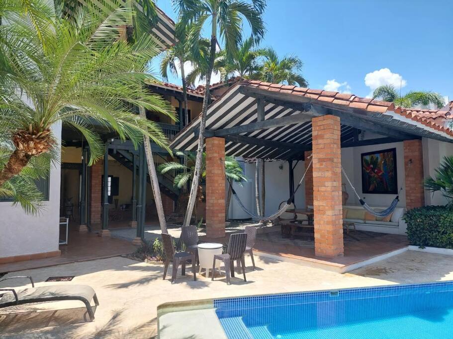 Casa en Cauca Viejo con piscina, Jacuzzi y turco