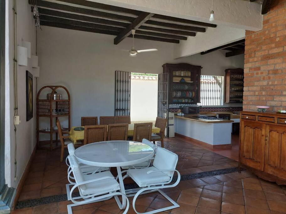 Casa en Cauca Viejo con piscina, Jacuzzi y turco
