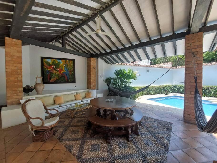 Casa en Cauca Viejo con piscina, Jacuzzi y turco