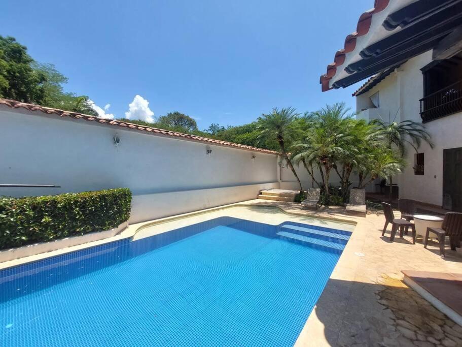 Casa en Cauca Viejo con piscina, Jacuzzi y turco