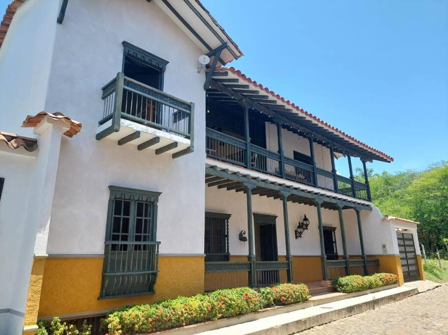 Casa en Cauca Viejo con piscina, Jacuzzi y turco