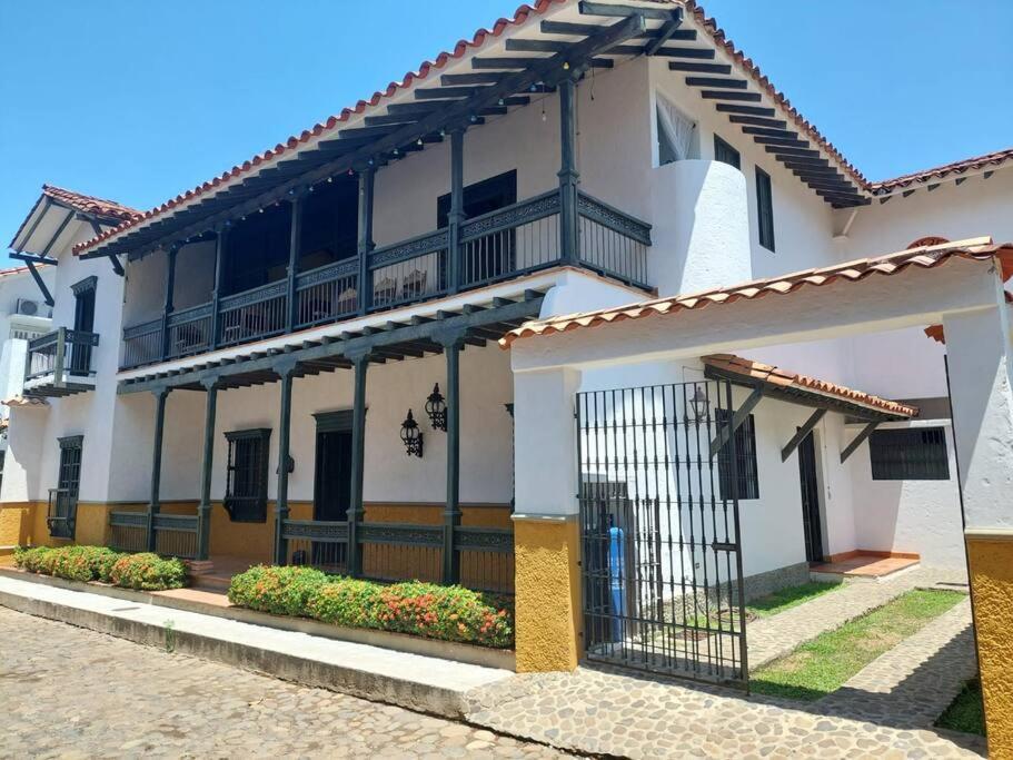 Casa en Cauca Viejo con piscina, Jacuzzi y turco