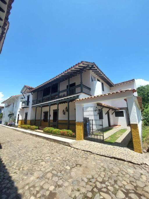 Casa en Cauca Viejo con piscina, Jacuzzi y turco