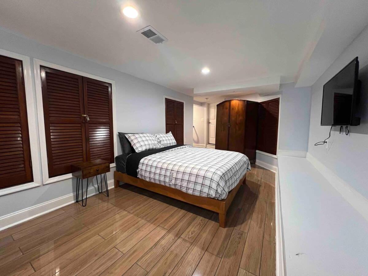 Regal 5B Retreat on King St Old Town Alexandria