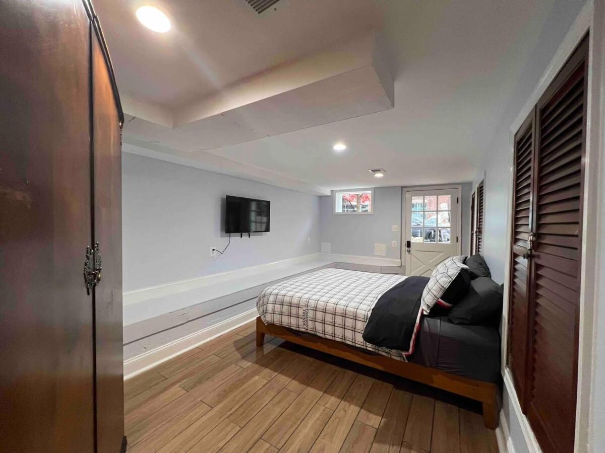 Regal 5B Retreat on King St Old Town Alexandria