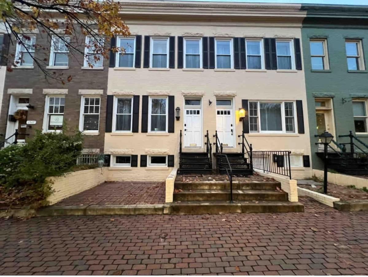 Ultimate Regal 9B Retreat on King St-Walk to metro view 3