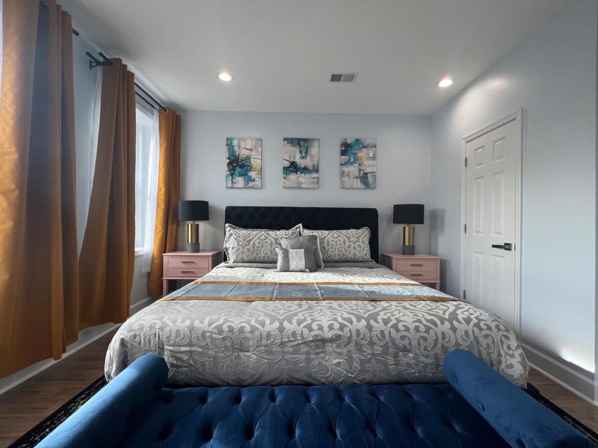Ultimate Regal 9B Retreat on King St-Walk to metro view 4