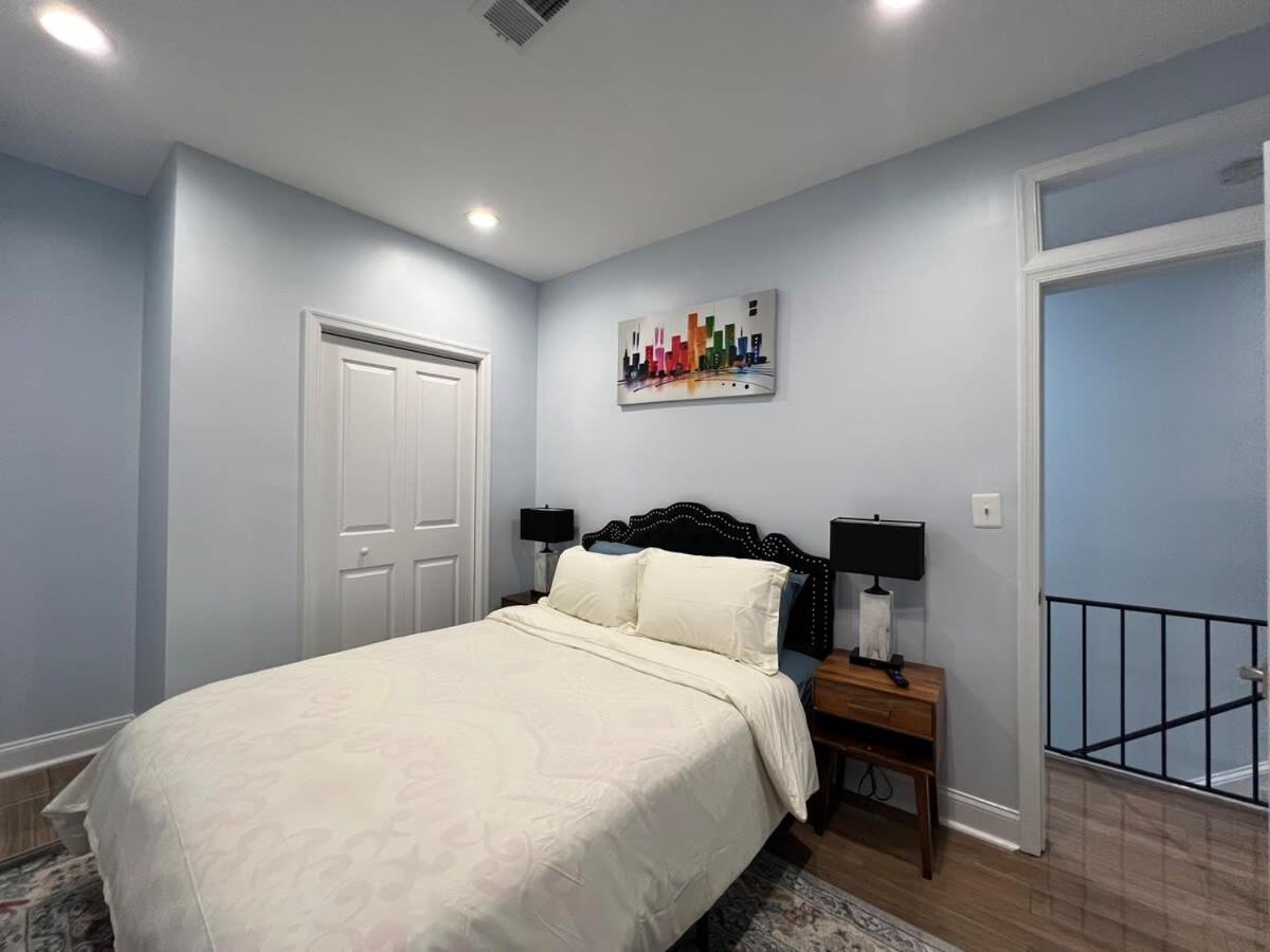 Ultimate Regal 9B Retreat on King St-Walk to metro view 5