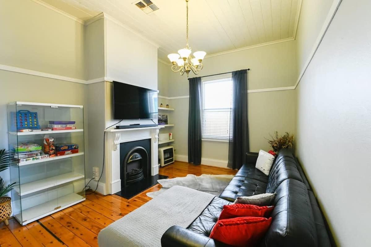 Darling St - Charming CBD Abode