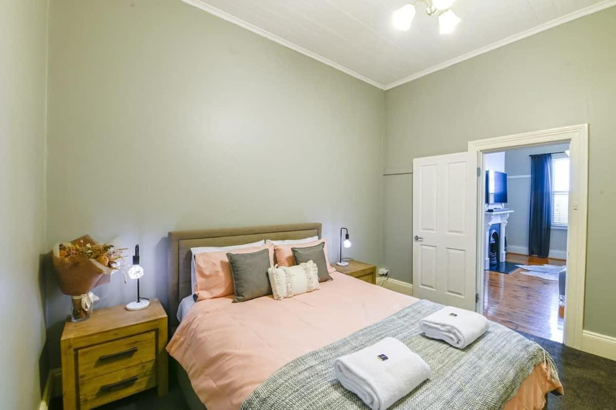 Darling St - Charming CBD Abode