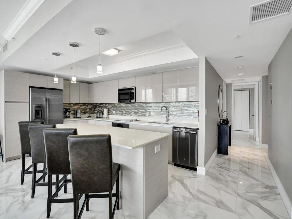 Luxury 3BR Water view 18th-Floor Deck Pool view 5