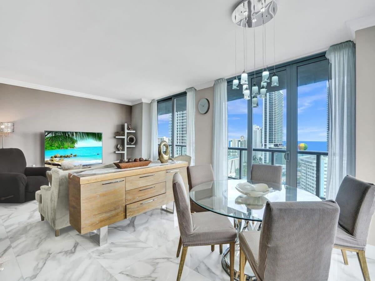 Luxury 3BR Water view 18th-Floor Deck Pool view 4