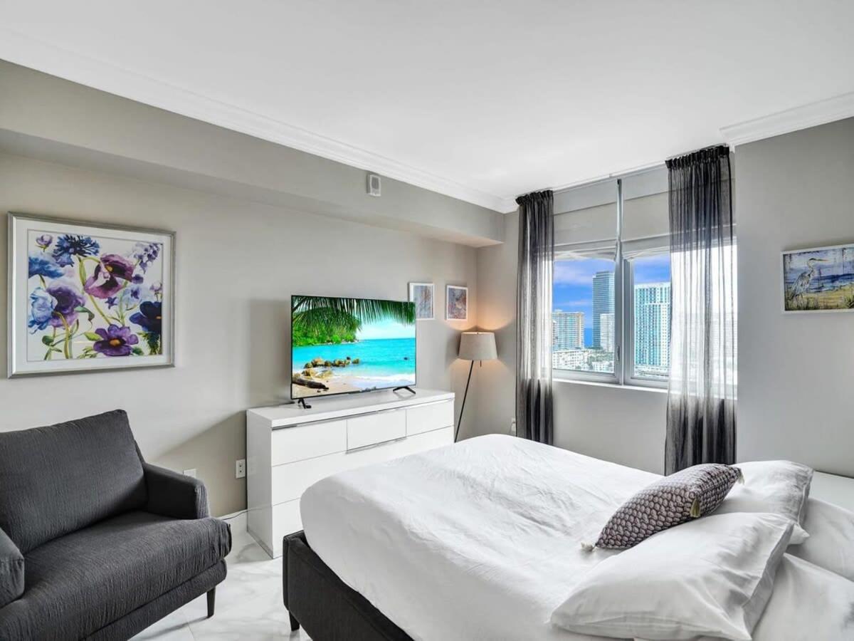Luxury 3BR Water view 18th-Floor Deck Pool view 3