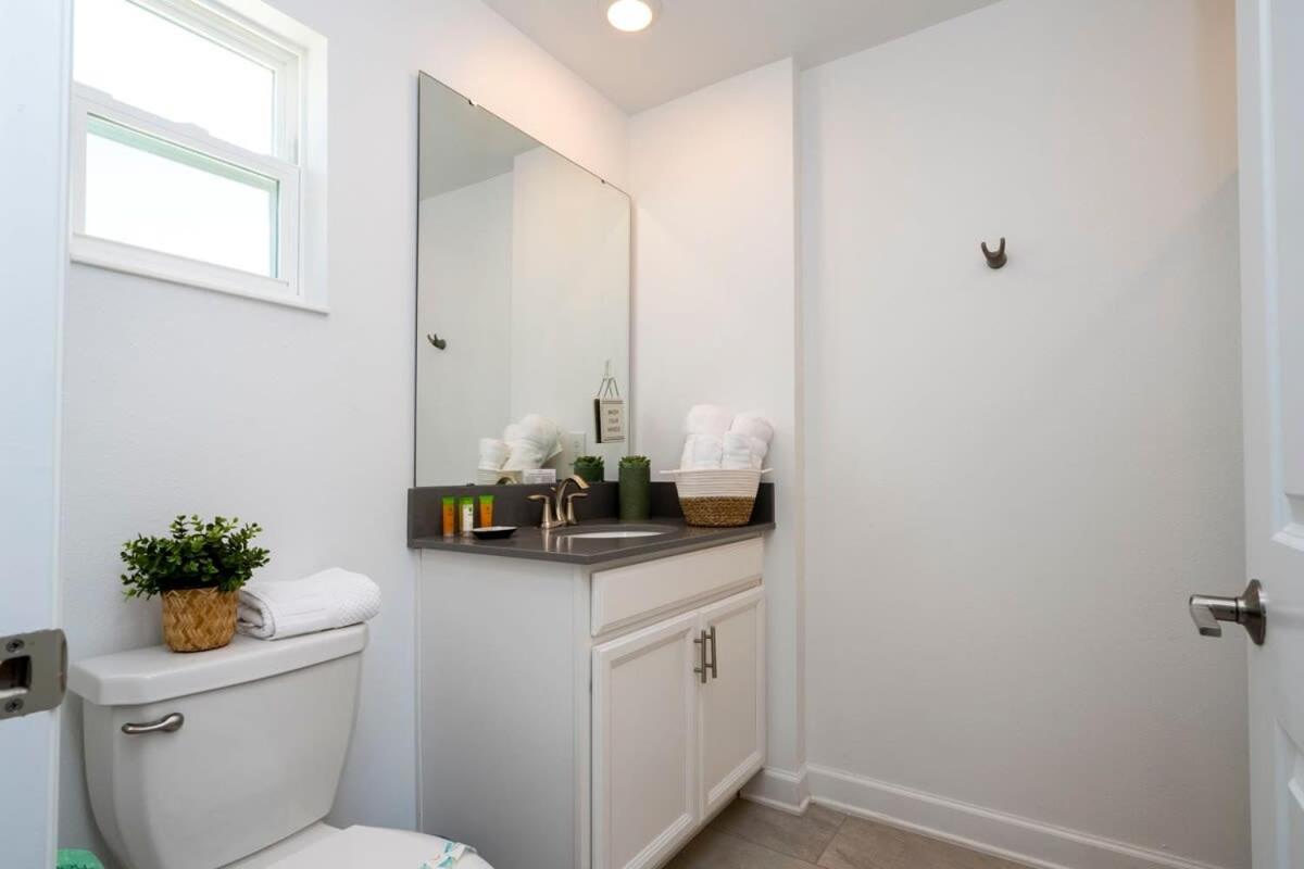Splendid 5Bd Close to Disney at Storey Lake 4251