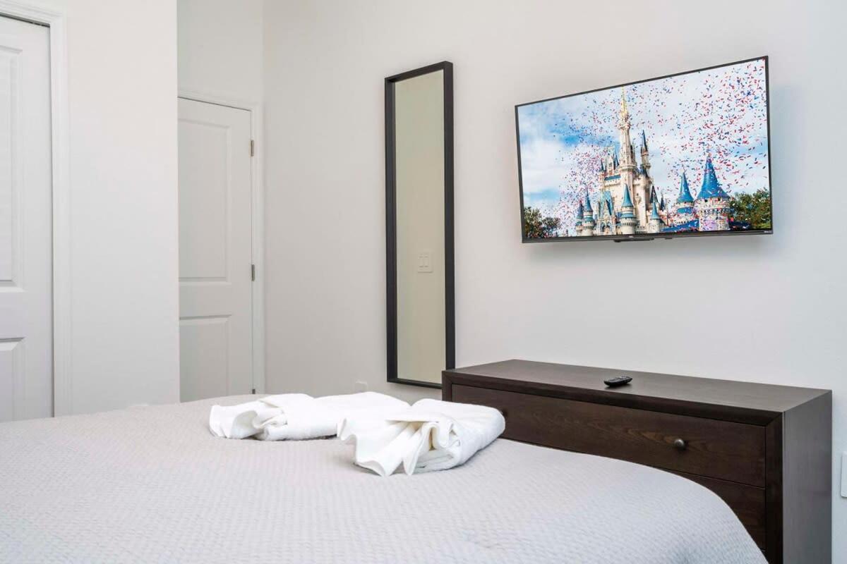 Gorgeous 5Bd with Pool at Champions Gate 1125