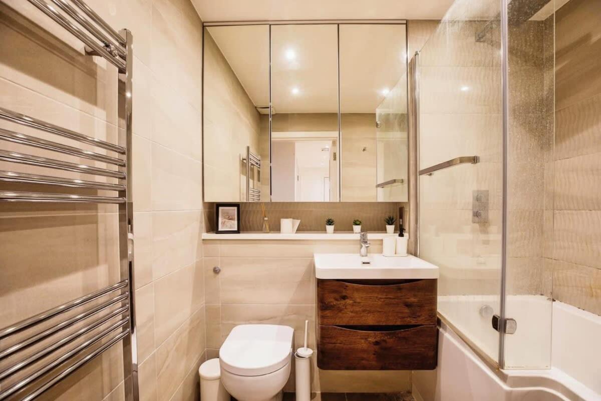 Modern 2BR London Flat Style and Comfort Combined