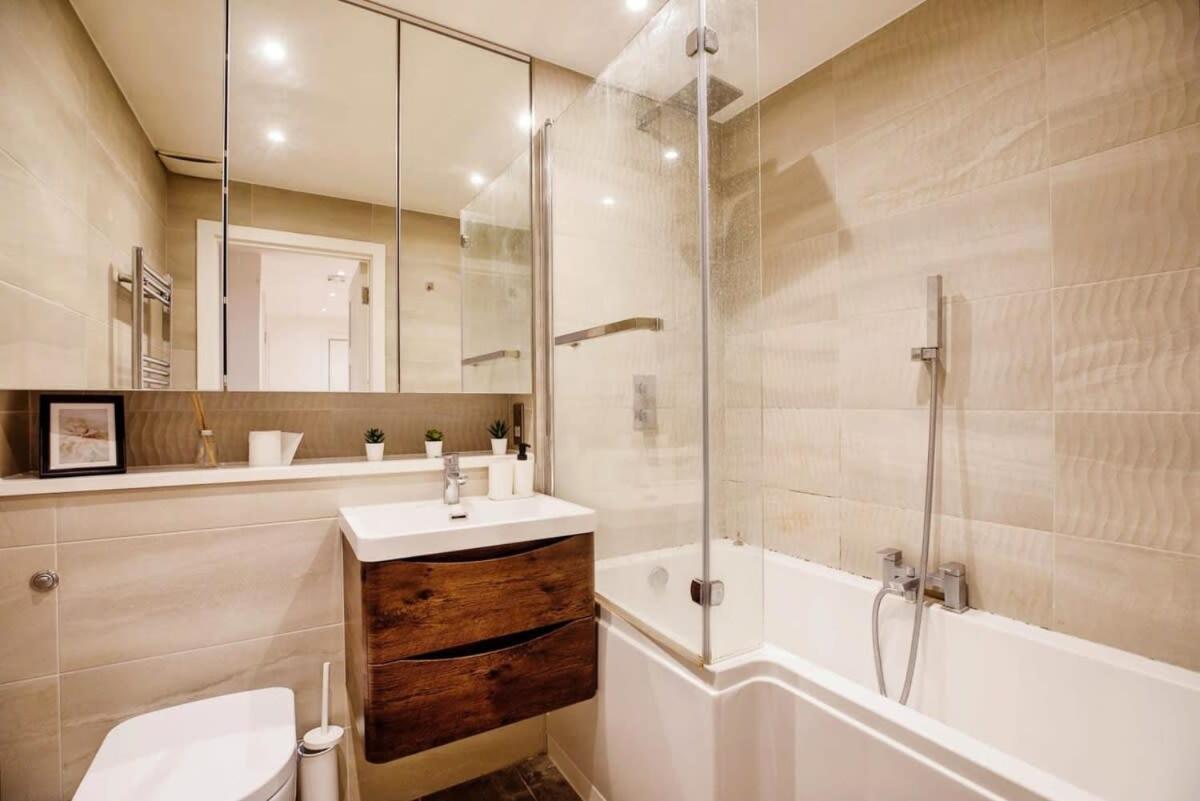 Modern 2BR London Flat Style and Comfort Combined