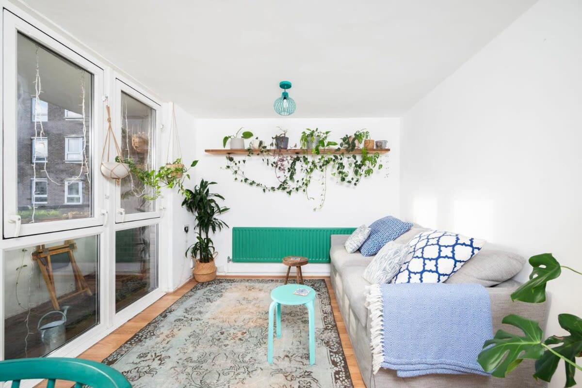 Cozy 1-Bedroom Oasis with Balcony in London's Heart