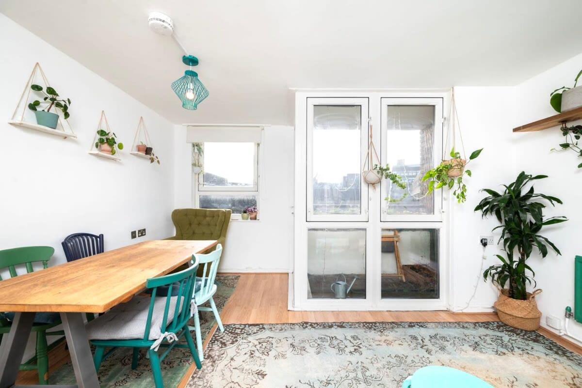 Cozy 1-Bedroom Oasis with Balcony in London's Heart