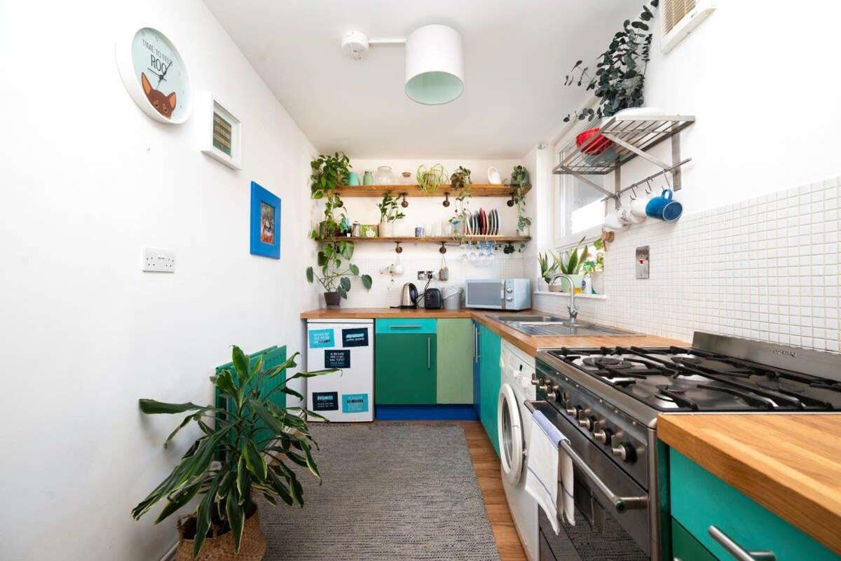Cozy 1-Bedroom Oasis with Balcony in London's Heart