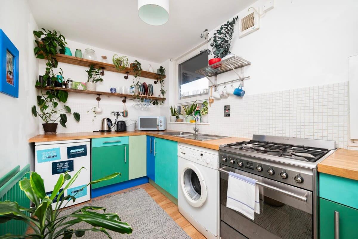 Cozy 1-Bedroom Oasis with Balcony in London's Heart