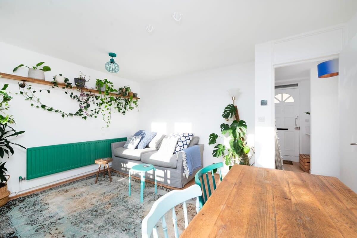 Cozy 1-Bedroom Oasis with Balcony in London's Heart