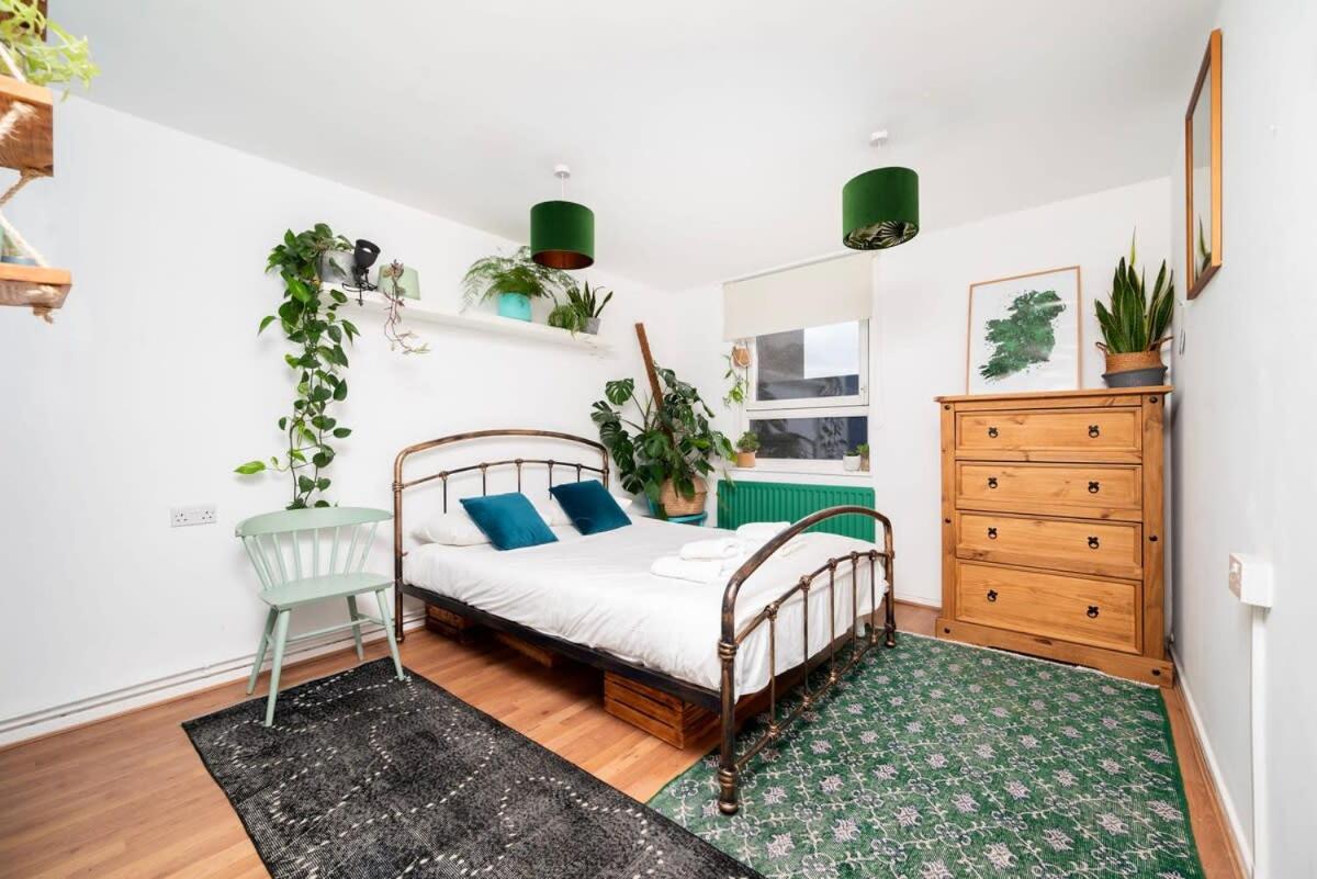 Cozy 1-Bedroom Oasis with Balcony in London's Heart