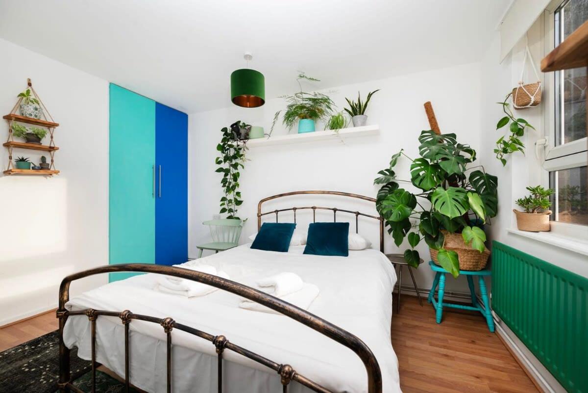 Cozy 1-Bedroom Oasis with Balcony in London's Heart