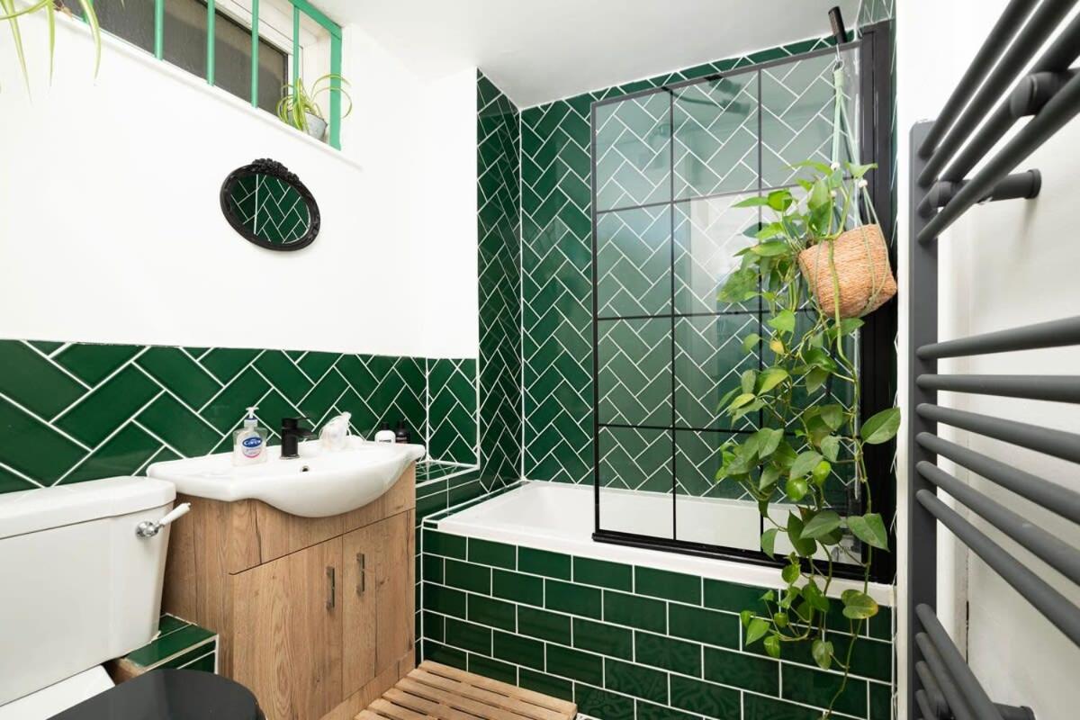 Cozy 1-Bedroom Oasis with Balcony in London's Heart