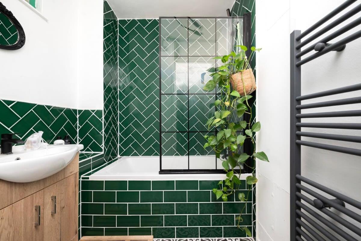 Cozy 1-Bedroom Oasis with Balcony in London's Heart