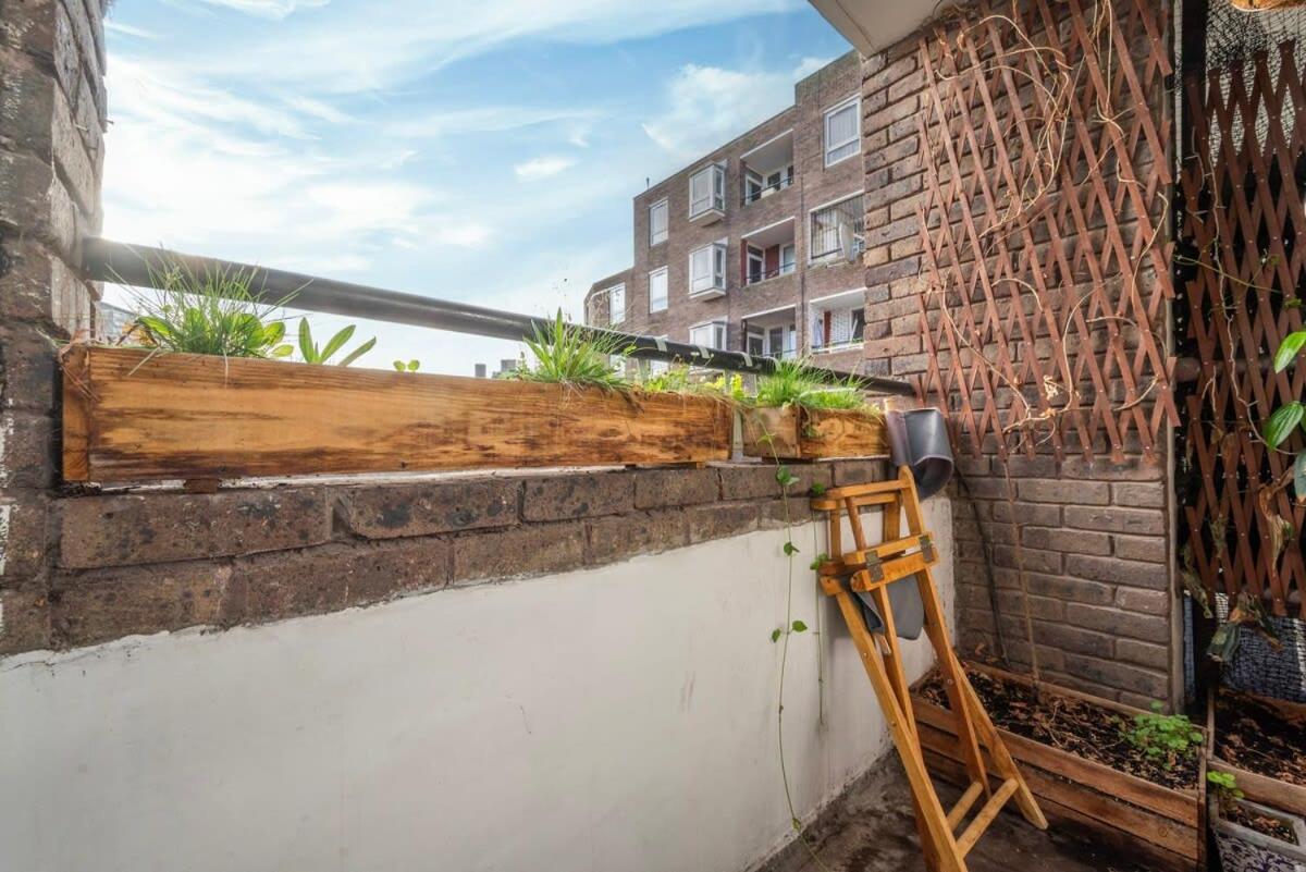 Cozy 1-Bedroom Oasis with Balcony in London's Heart