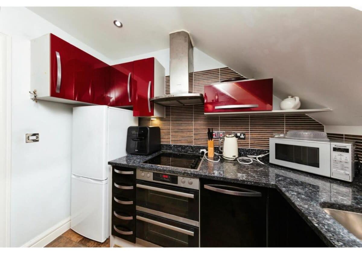 Chic Croydon 2BR Flat - Free Parking view 3