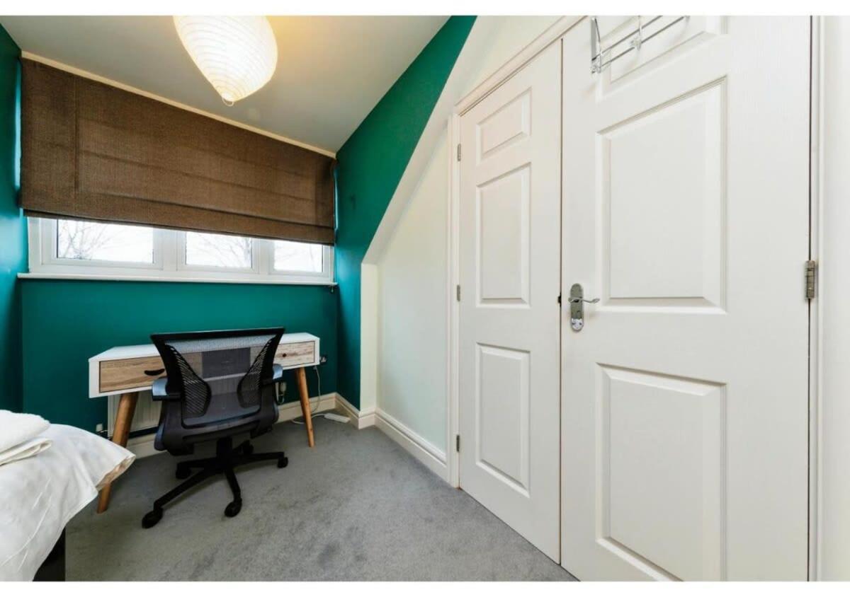 Chic Croydon 2BR Flat - Free Parking view 2