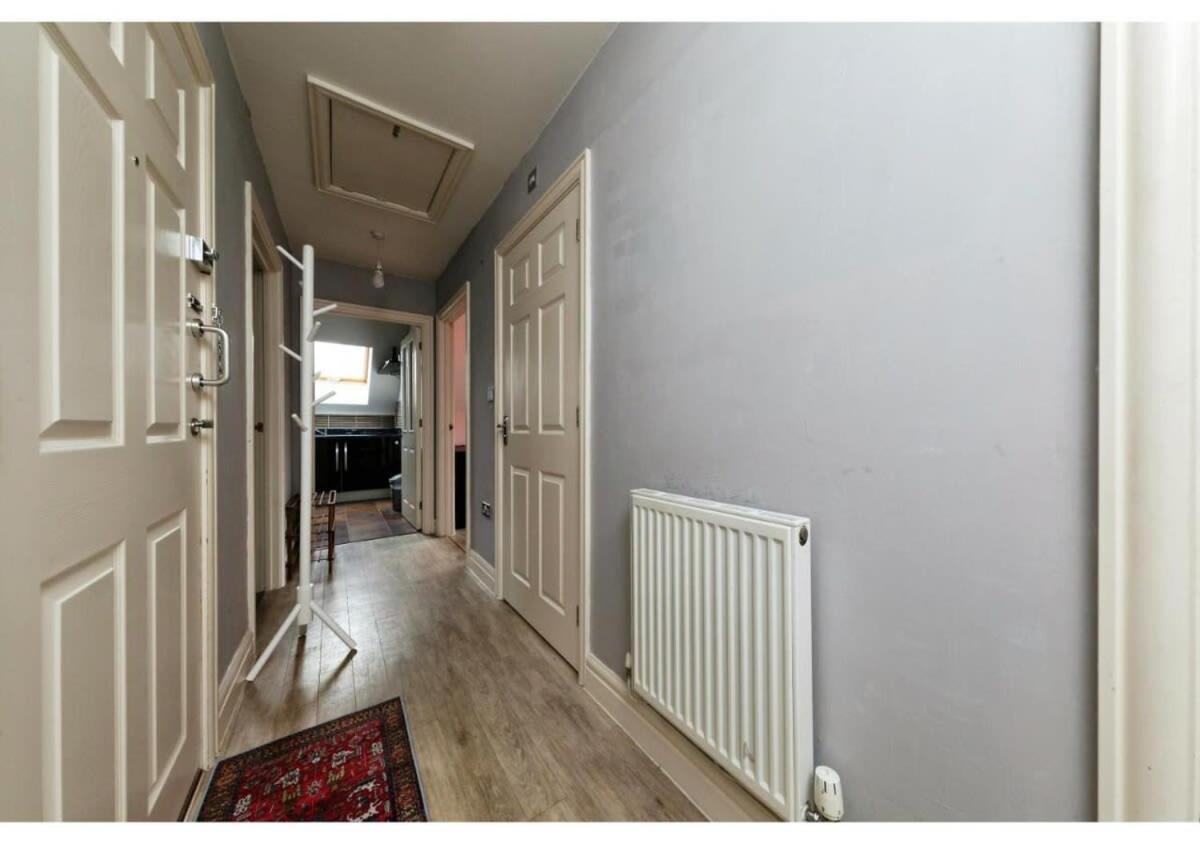 Chic Croydon 2BR Flat - Free Parking view 4