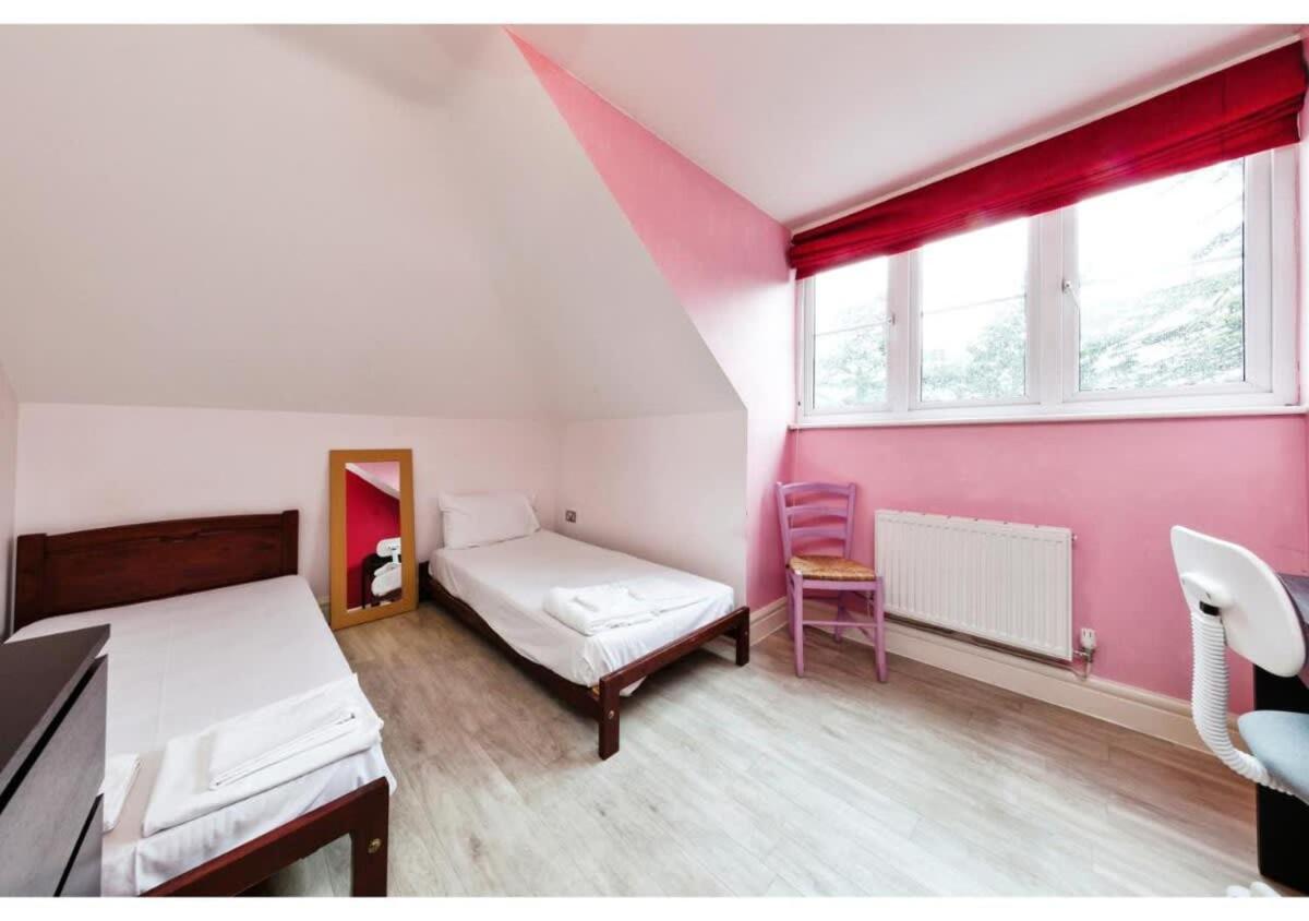 Chic Croydon 2BR Flat - Free Parking view 5