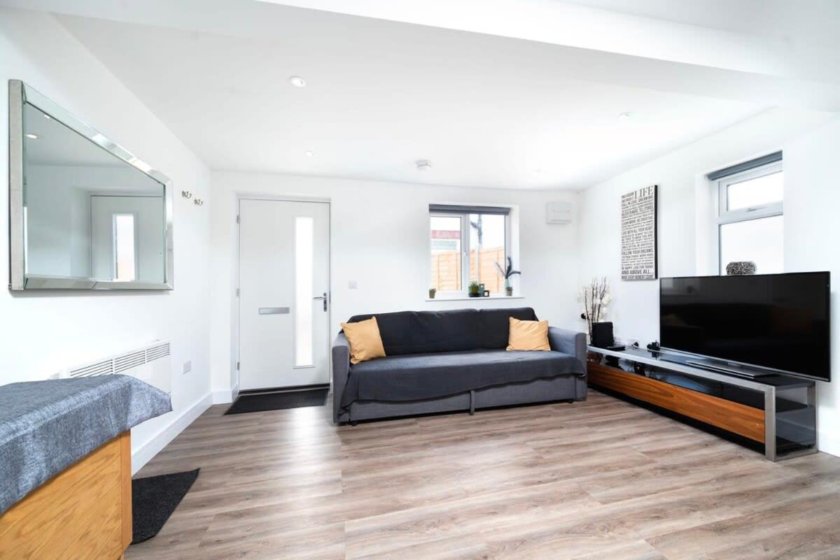 Cozy single level flat with parking view 3