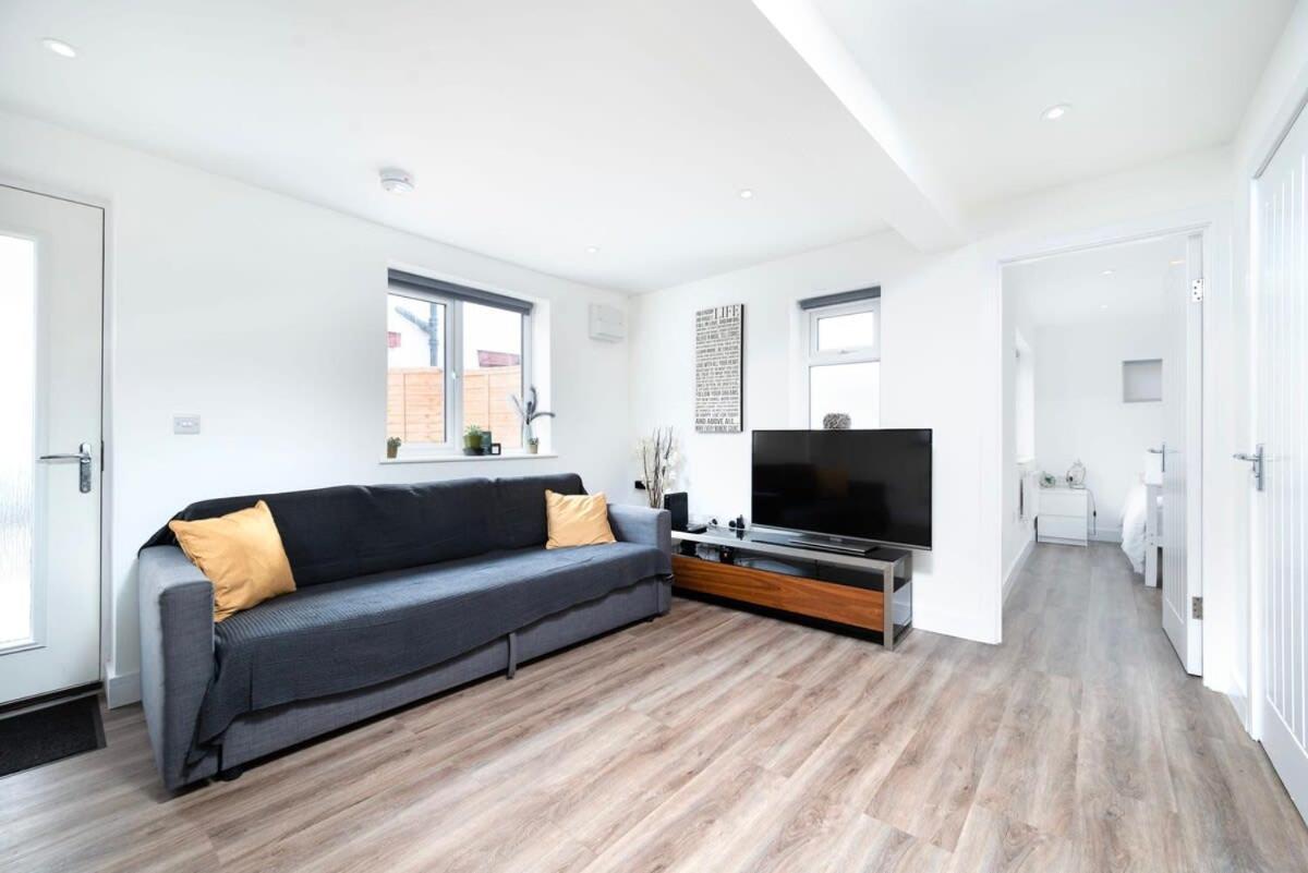 Cozy single level flat with parking view 2