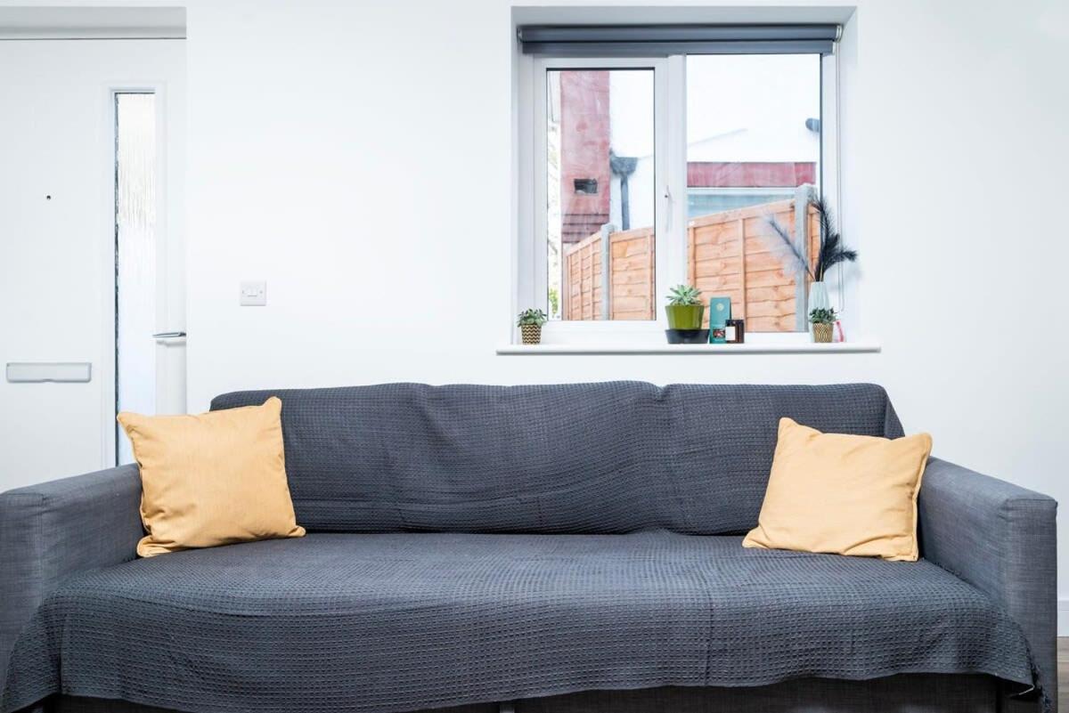 Cozy single level flat with parking view 4