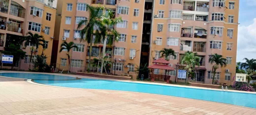 Budget Homestay Mantin Villa with 3 rooms and big swimming pool photo 8