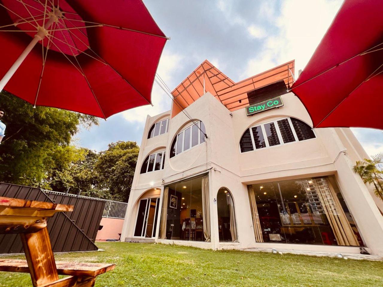 Holiday Villa by StayCo- Swimming Pool - Karaoke - BBQ - Event space - 2 mins drive to beach - center of tourist location photo 1