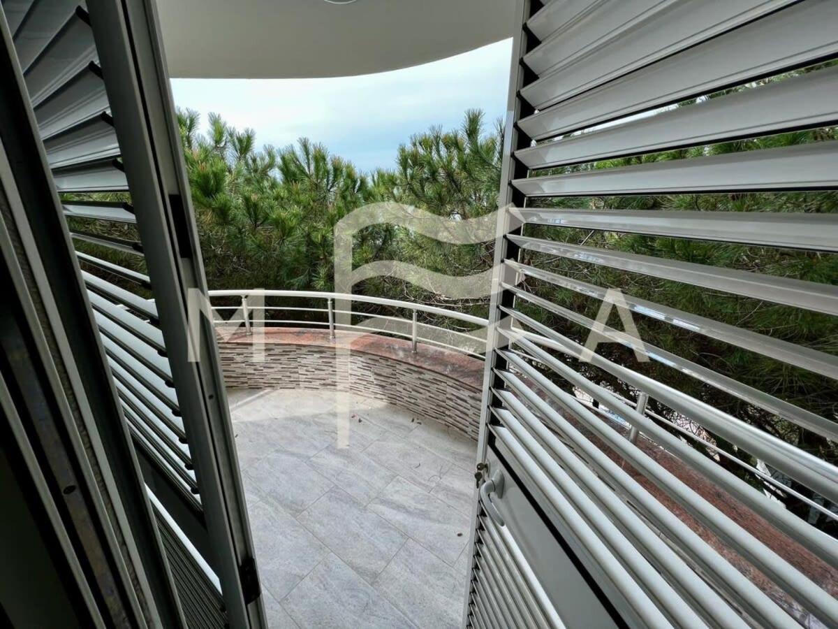 3 Bedroom Beachfront Apartment 834
