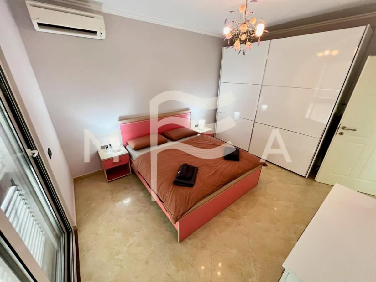 3 Bedroom Beachfront Apartment 834