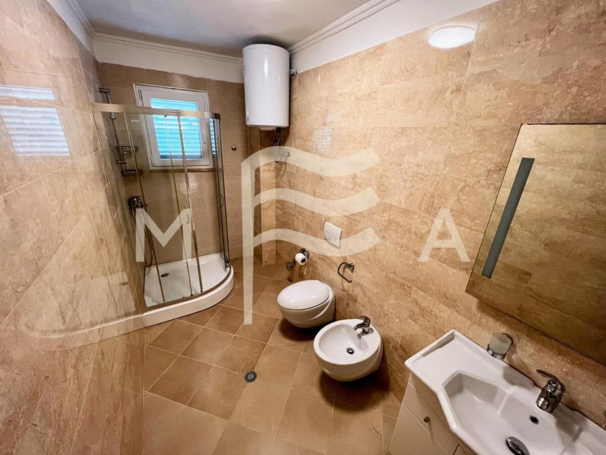 3 Bedroom Beachfront Apartment 834