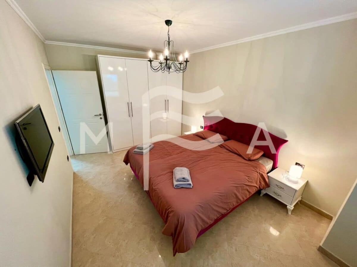 3 Bedroom Beachfront Apartment 834