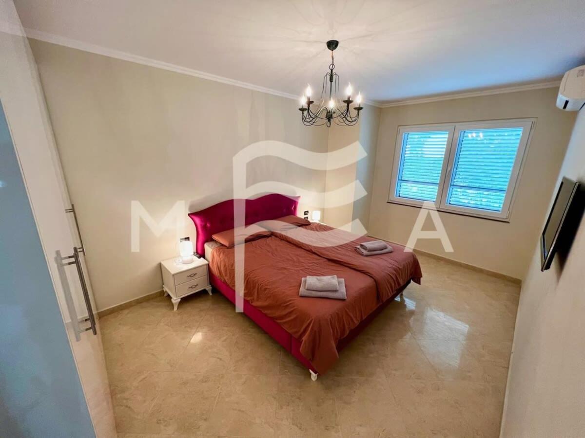 3 Bedroom Beachfront Apartment 834
