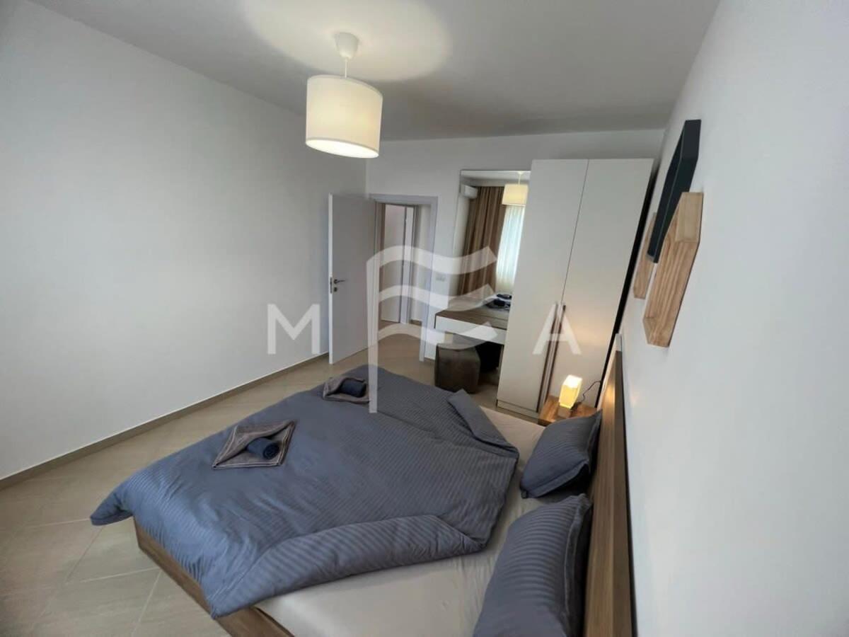 Spacious Living 828