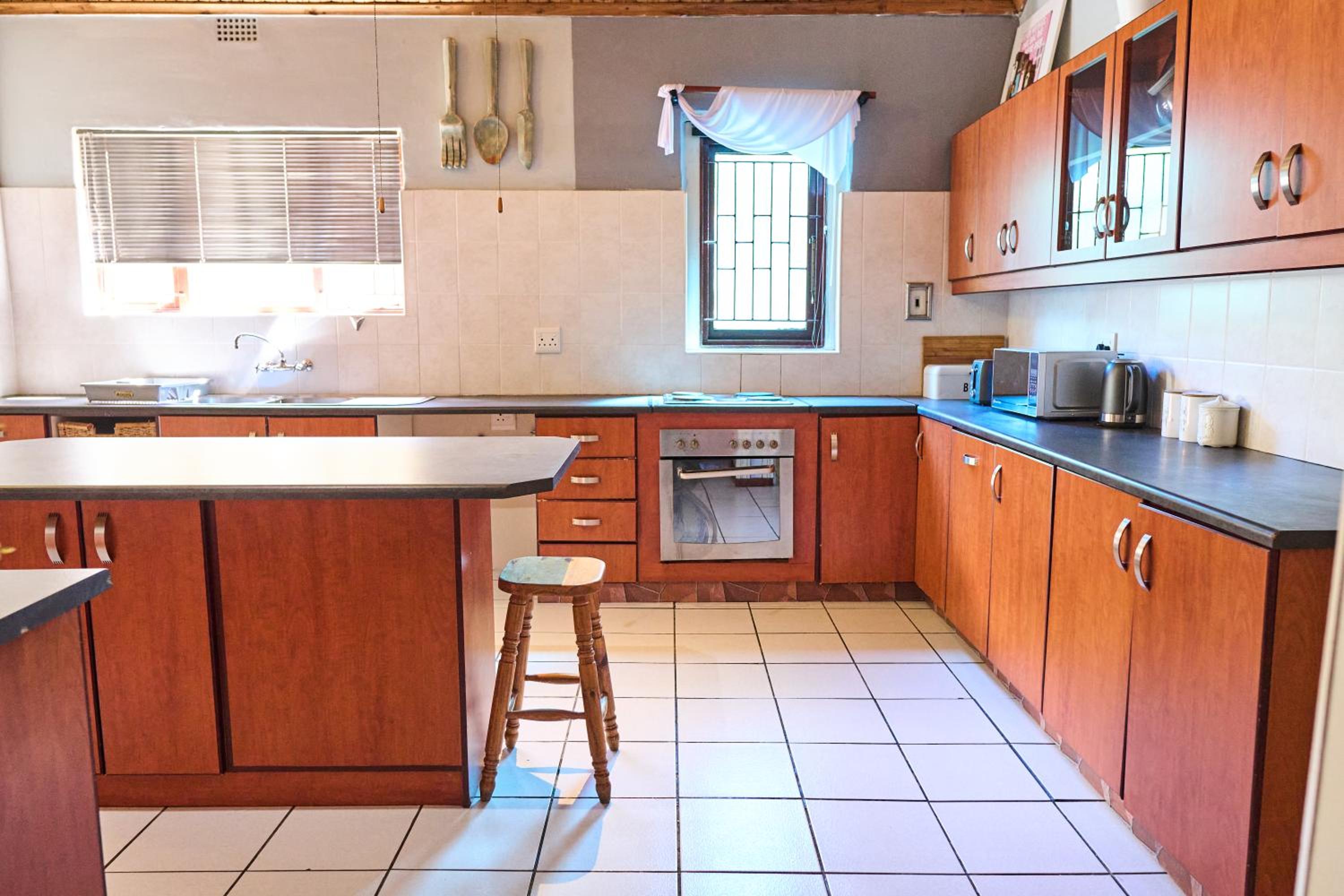Alakhe Self-Catering Accomodation Twin Bedroom view 4