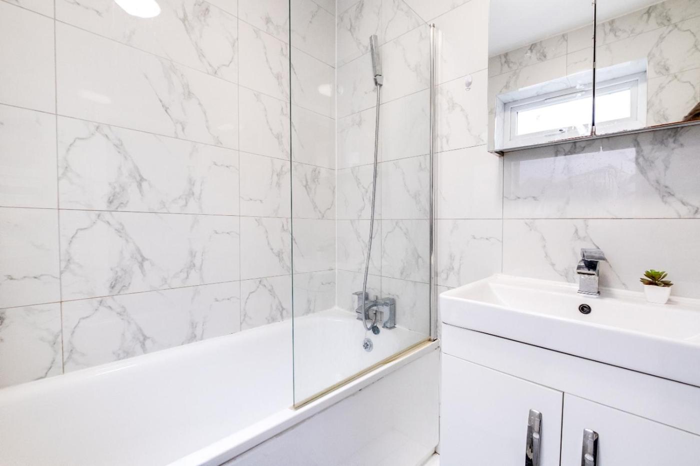 Central Coventry Gem: Walk To Attractions Sleeps 9 view 2