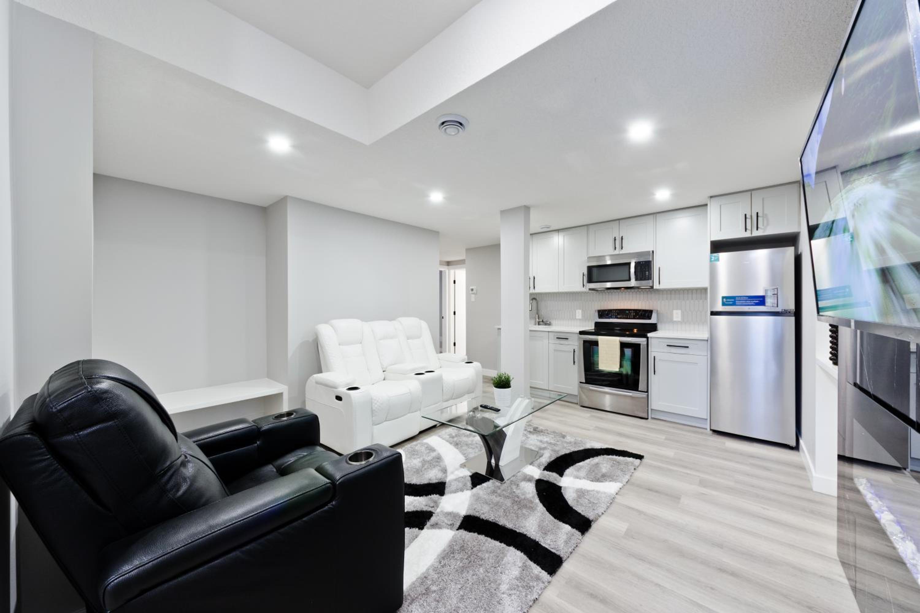 Luxury Serenity Home in NW Calgary, High Speed Internet,, Near Grocery & Airport, free Parking
