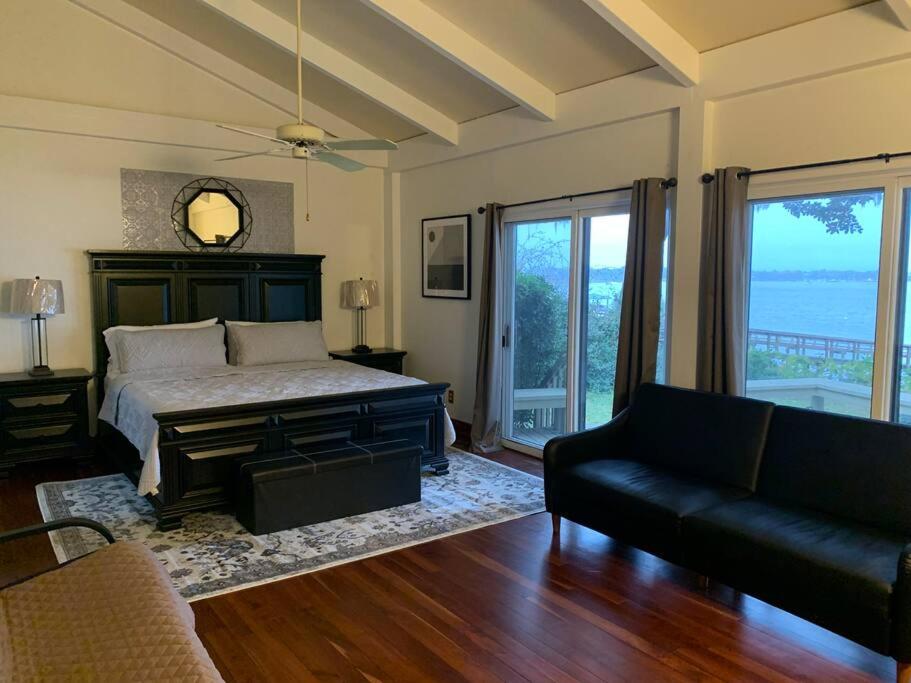 Waterfront! Private Dock! Cottage in the City! view 5